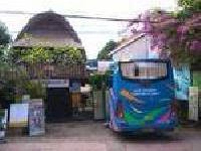 [２０１４/８/１０]<br /><br />08：25頃にバス乗り場に到着。すぐ受付でチェックインをしました。今度は赤いカードをもらえませんでした。代わりに乗客リストに名前が書かれていました。<br />バスは8：34に出発。昨日と違い、下りは早く感じられました。<br />09：14にサヌールのバス乗り場に到着。(サヌールのオフィス前)<br />サヌールからの乗客がいなくて、すぐ出発。