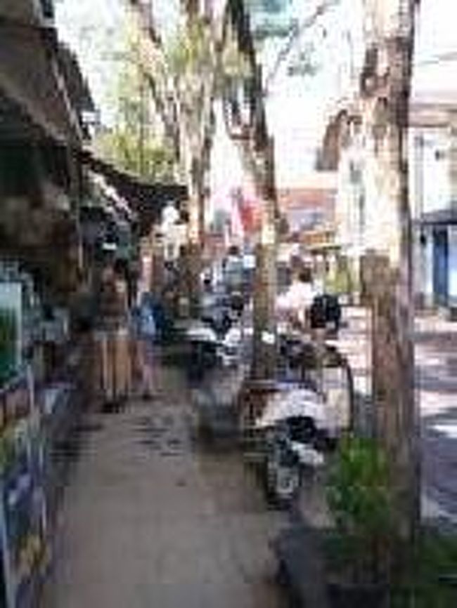 [２０１４/８/１０]<br /><br />バスは09：47頃にレギャン・パラディソホテルの近くで乗客を数人降ろした。僕も飛行機までに時間があったので降りることに。すぐ前方にレギャン通りがあり、左折して25分位でプラマ社オフィスの前に来ます。