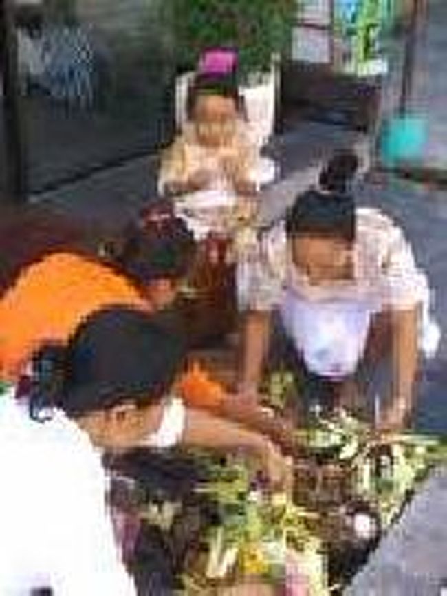 [２０１４/８/１０]<br /><br />レギャン通り沿いにあったマッサージ店。営業前にお祈りをしていました。お祈り後にお供えを店頭前に置いていました。<br /> 途中インターネットができる場所で時間をつぶしたりして、