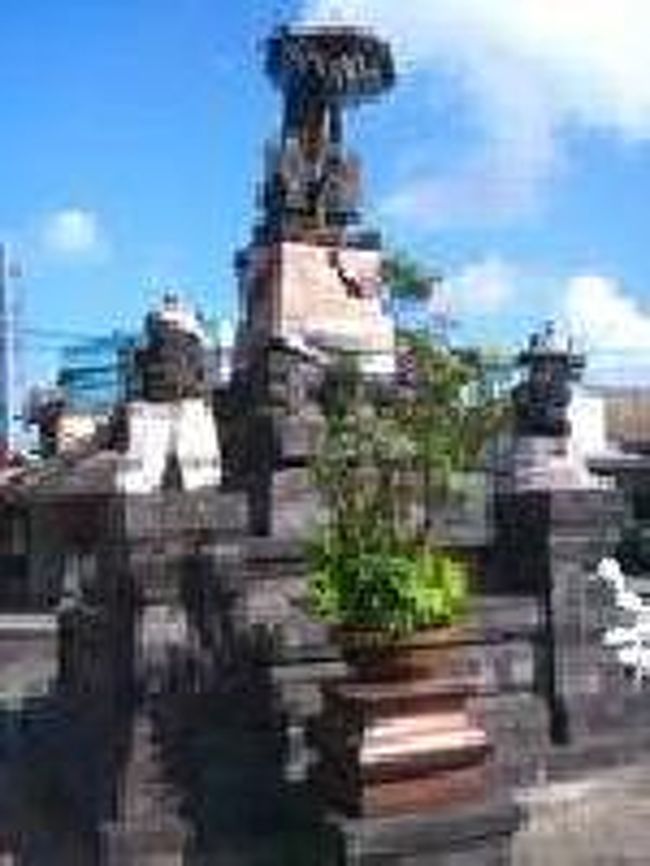 [２０１４/８/１０]<br /><br />最終的に11時頃にべモ・コーナーに到着。さ～空港へはどう行こうかな？と思っていると、このあたりで旅行者相手のバイクタクシーの運ちゃんがやってきます。その中で自称マルちゃんというインドネシア人がいて日本語ペラペラ。僕が空港までいくらと尋ねると、「7万ルピア！」って言ってくるじゃないですか。僕が「3万ルピア」と答えると、マルちゃんは「4万ルピアでいいじゃないの～！」言うので、僕は「ダメよ！ダメダメ！」といって3万ルピアにしてもらいました。10分程で空港に到着。