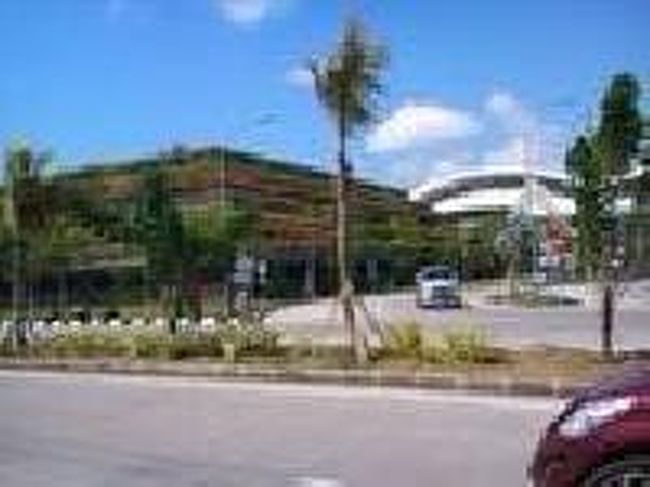 [２０１４/８/１０]<br /><br />マルちゃんはタクシーの通れない細い路地を抜けたりして空港まで来てくれました。空港の敷地の北側は、フェンスを挟んで一般道路が東西に走っていて、また道路の北側には通勤者用のバイク駐輪場があります。通勤者がすぐ空港の敷地へは入れるための出入口があって、マルちゃんはそこで降ろしてくれました。写真は敷地に入って撮ったところ。