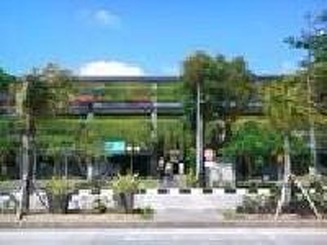 [２０１４/８/１０]<br /><br />このままフェンス沿いの歩道を歩き、立体駐車所の北側に来ると横断歩道があるので渡り、駐車場の1階を抜けて、そのまま到着ホールへ。