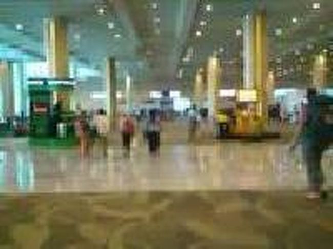 [２０１４/８/１0]<br /><br />セキュリティチェック後に広いホールに出てきます。何となく端から端へ歩いて行く感じです。