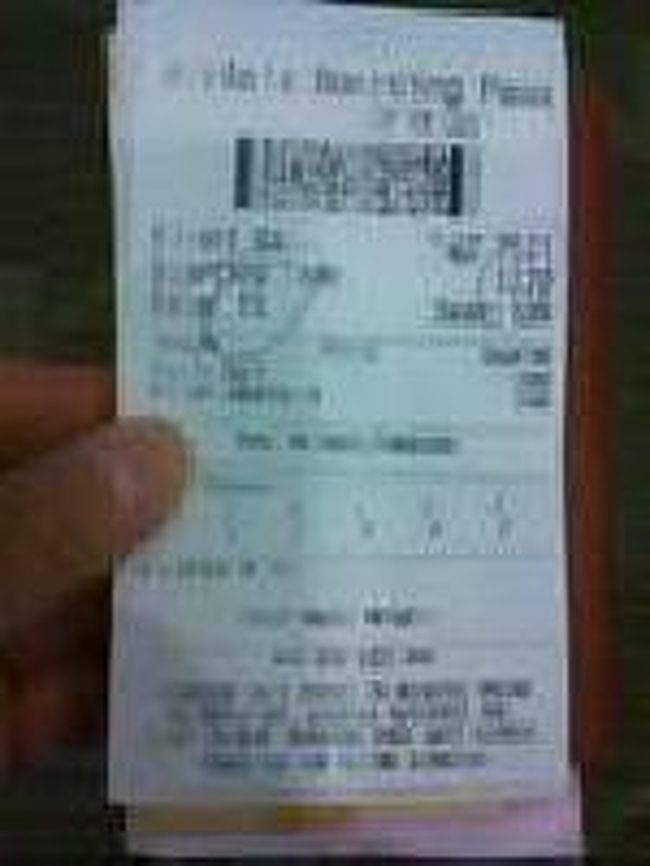 [２０１４/８/１０]<br /><br />今日から利用するエアアジアは、今年の3/22にバンコクのドンムアン空港で購入したものです。ＱＺ7521便のデンパサール発ジャカルタ行きは5244バーツしました。(3/22のレートで約16900円です。)<br />こちらが搭乗券です。２枚綴りになっています。