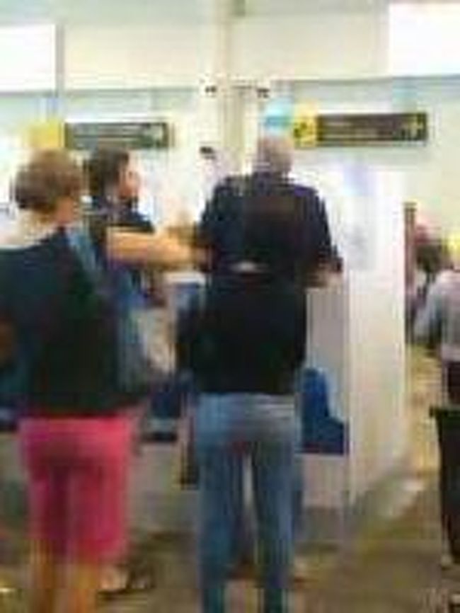 [２０１４/８/９]<br /><br />チェックインの後に、みんなが出国審査のようなカウンターへ行くので付いていくと、ここでは国内線の空港税が徴収されていました。