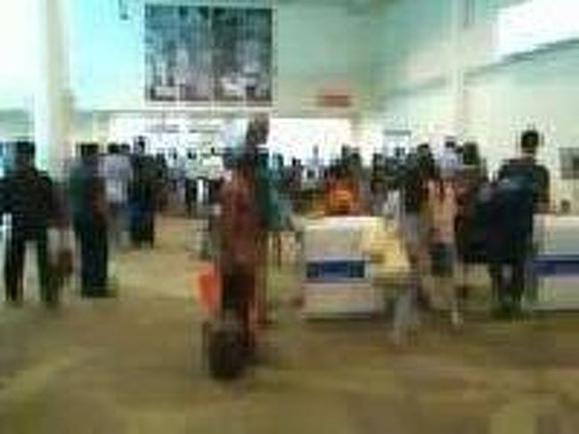 [２０１４/８/１０]<br /><br />カウンターの裏には小さなカウンターがあり、ここで空港税が徴収されたかチェックがあります。そのあとにセキュリティチェックがあります。荷物はＸ線、人は金属探知機のゲートです。