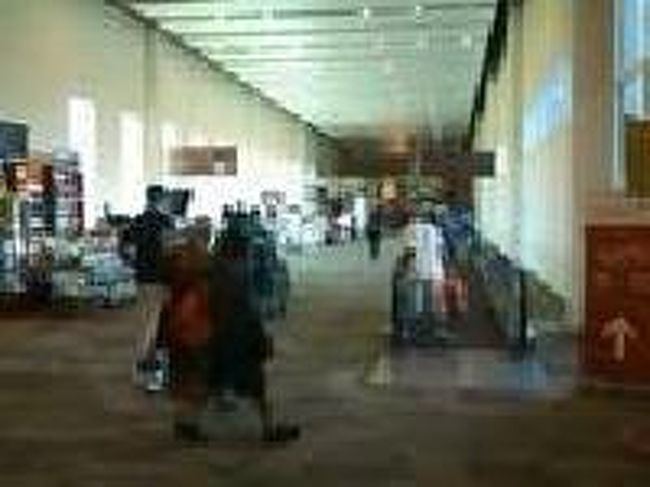 [２０１４/８/１０]<br /><br />その後は待合室へ。動く歩道がありました。