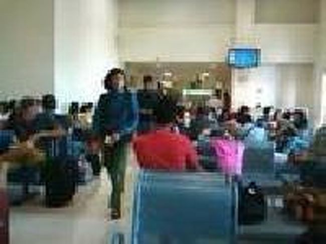 [２０１４/８/１０]<br /><br />こちらが搭乗口前の待合室。<br /> ＱＺ7521便は13：00にデンパサールを出発し、13：40にジャカルタ到着予定です。