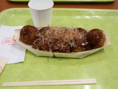 明太子でまだまだお腹がいっぱいだったけど、何も食べないのも不安だったので、フードコートで銀だこをつまみました。