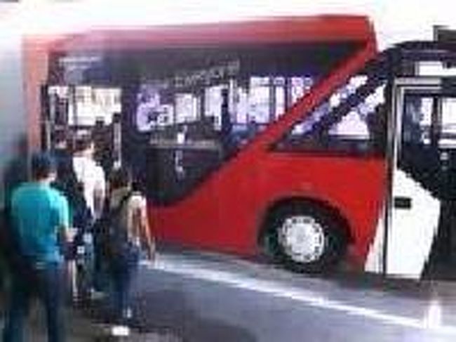 [２０１４/８/１０]<br /><br />エアアジアのロゴの付いたバスに乗っていくと、面白い光景が見れました。