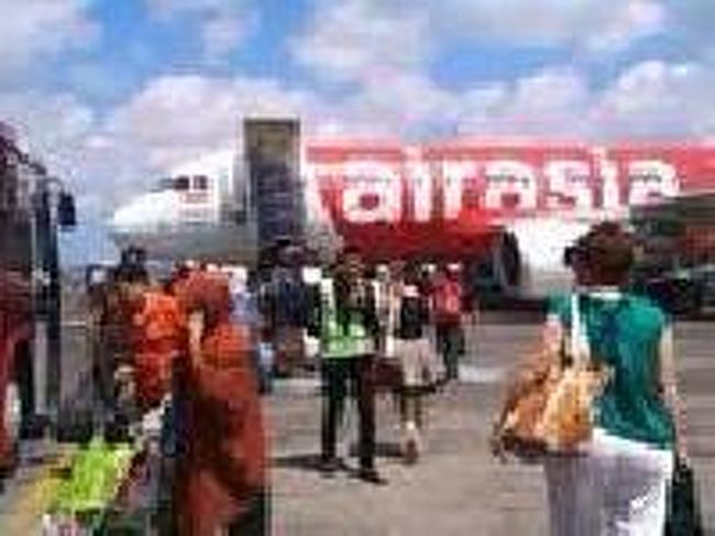 [２０１４/８/１０]<br /><br />これから利用予定の飛行機に来ると５台ほどバスが縦に並んでいました。車窓から見ると、まだジャカルタからの乗客が降りているじゃないですか。前側のバスはジャカルタからの乗客を乗せるとすぐ到着ターミナルへ。次のバスが最後の乗客達を運んで行ってしまうと、5分もしないで我々のバスが開いて搭乗開始になりました。すごい連携プレーでした。<br /> ＱＺ7521便はデンパサールを13：35に出発しました。<br /> 機体はＡ320-200で、座席はABC/ＤＥＦの３列/３列でした。