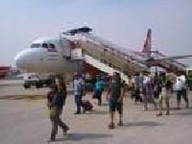 [２０１４/８/１０]<br /><br />飛行機は約2時間30分かけてジャカルタに到着しました。<br />(デンパサールとジャカルタは1時間の時差があり、ジャカルタは1時間遅れています。つまりジャワ島はタイヤベトナムと同じ時間帯です。)