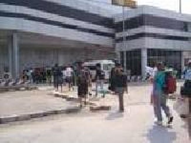 [２０１４/８/１０]<br /><br />歩いてターミナルへ。こちらは２００９年に完成した第３ターミナルで、格安航空会社向けに建てられました。以前来た時にはなかったターミナルで初めて見ました。エアアジア・インドネシアは2011年11月17日から、ジャカルタ・スカルノハッタ国際空港のターミナル3で全面的な利用に切り替え、つまり国内線も国際線も、このターミナルから出発になりました。