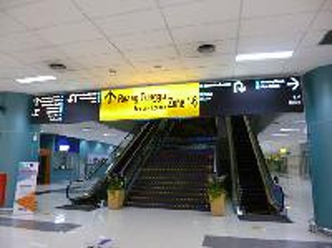 [２０１４/８/１０]<br /><br />案内所の前に行き、後ろを振り返ると２階へ上がるエスカレーターがありました。<br /><br />エスカレーターに上がらず、左手側を歩いて行くと、すぐ左手側に両替所の窓口があります。