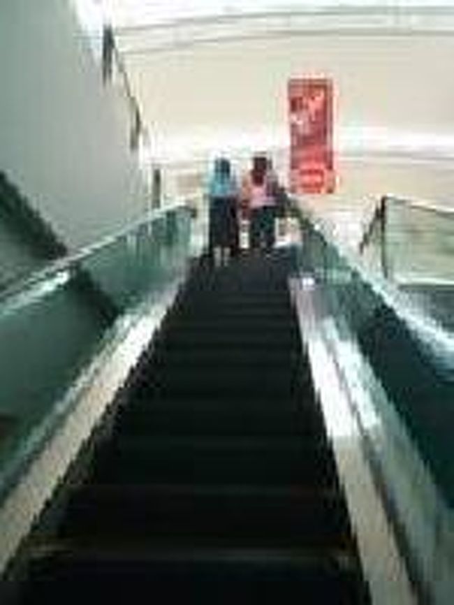 [２０１４/８/１０]<br /><br />案内所の前に行き、後ろを振り返ると２階へ上がるエスカレーターがありました。<br /><br />エスカレーターに上がらず、左手側を歩いて行くと、すぐ左手側に両替所の窓口があります。