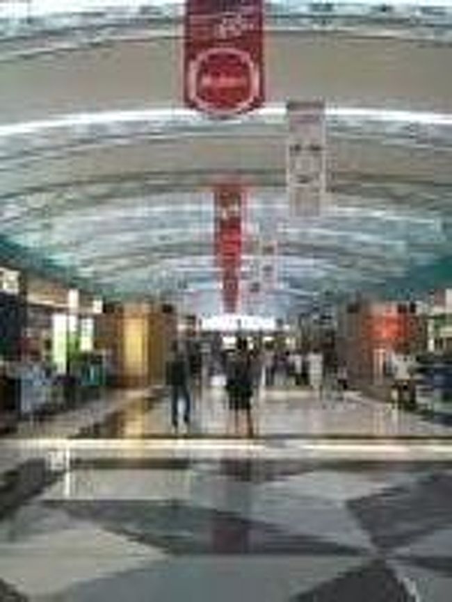 [２０１４/８/１０]<br /><br />両側にカフェやお店が並ぶ通路が延びていました。