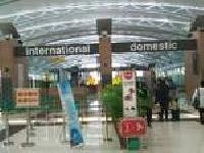 [２０１４/８/１０]<br /><br />通路の突き辺りには国際線と国内線への入口がありました。ということは、チェックインカウンターは１階にあるんだ。<br />また到着ホールへ戻ることに。