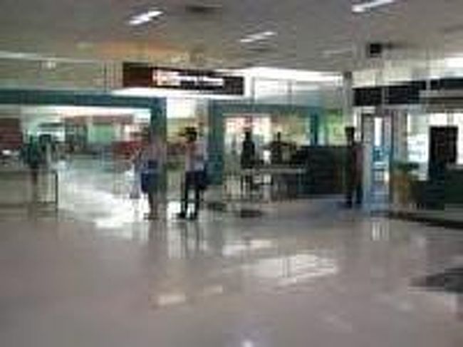 [２０１４/８/１０]<br /><br />到着ホールの案内所の反対側には出口があります。出口の左手には出迎えの人が入る入口があり、入ったところにセキュリティチェックがありました。さらに真横のほうを見てみるとチェックインホールがありました。