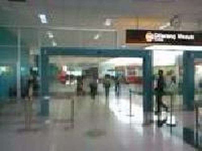 [２０１４/８/１０]<br /><br />真横にあるゲートはチェックインを終えた乗客が出るゲートで、こちらからは入れません。