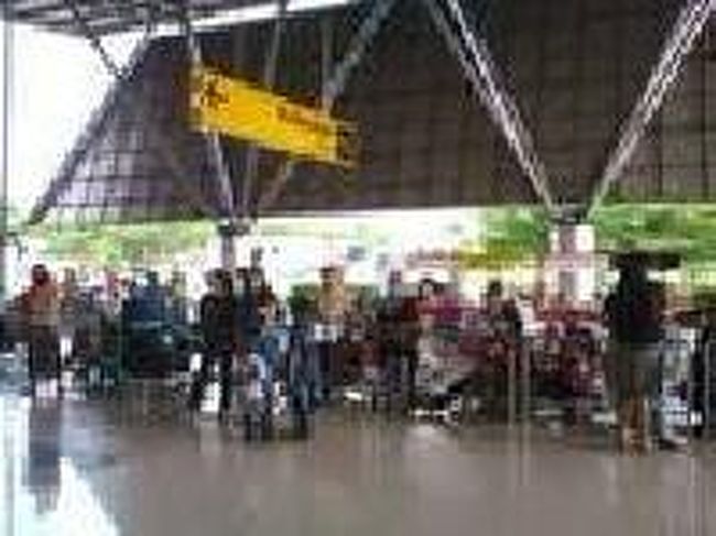 [２０１４/８/１０]<br /><br />こんな感じで、出迎えの人が待っています。