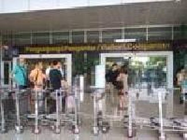 [２０１４/８/１０]<br /><br />出口を正面にして右手へ歩いて行くと、すぐ出迎えの人が入る入口が見えます。ここのターミナルでは、チケットがあっても無くても、ターミナル内に入る人は、セキュリィチェックを受けます。