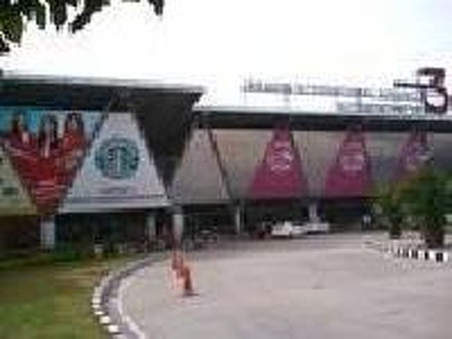 [２０１４/８/１０]<br /><br />こちらが第３ターミナルの外観です。やっぱり広告からエアアジア優先の空港って感じがしますね。<br />さ～これからジャカルタ市内へ向かうには、どうしたらいいかな～？っと思っていると「Ｇａｍｂｉｒ」と書かれたダリム社のバスが来たので乗ろうとすると、「ダメよダメダメ！」と言って、走り去っていきました。写真では、タクシーが停まっていたあたりに僕はいました。おかし～な？