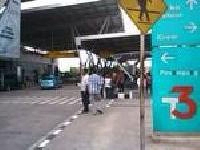 [２０１４/８/１０]<br /><br />よ～く考えると、空港前には４車線走っていて、一番手前はタクシーやバスが乗客を降ろすだけでした。<br /> 写真の２車線目のところへ行くと、