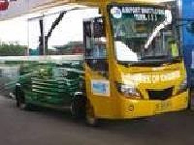 [２０１４/８/１０]<br /><br />こちらの無料シャトルバスはミニバスで運行されていました。黄色の車体がよく目立ちます。