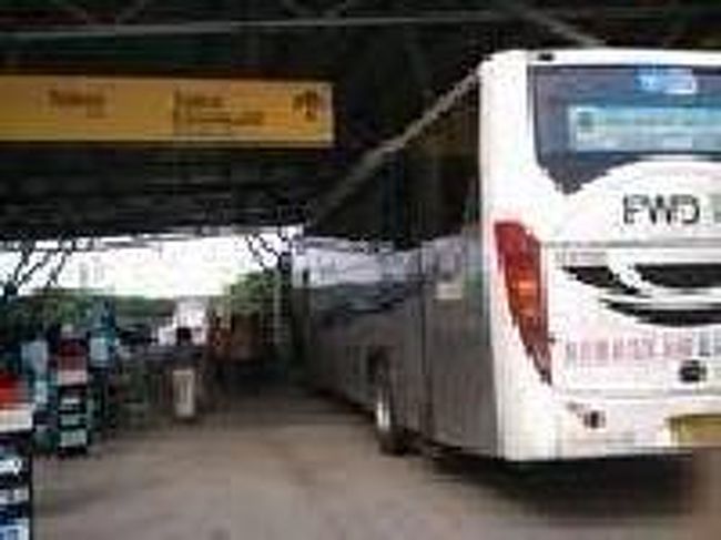 [２０１４/８/１０]<br /><br />３車線目に来ると、タクシー乗り場とダムリ社のバス乗り場がありました。