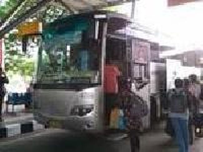 [２０１４/８/１０]<br /><br />乗車時に注意してほしいのは、ダムリ社のエアポートバスは空港から各方面へ出ているので、目的地の案内に注意してください。<br /> 注意：空港から市内へは早朝05：00～23：30まで、ガンビル駅から空港へは03：00～20：00発までの15～30分間隔で運行されています。20：00過ぎに駅から空港へ向かいたい時は、必然的にタクシーで行くことになります。