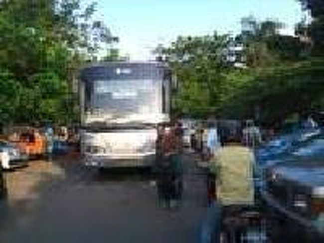 [２０１４/８/１０]<br /><br />入口を入るとバスは左折し、駅前で停車。乗客はここで降りました。駅前は駐車場になっていて、自動車やタクシーが駐車していました。駅の東側は駐車できるスペースがなく南北に1車線が走ってます。フェンスを挟んで反対側がジャラン・ムルデカ・ティムールです。<br />(バスは16：28頃に駅に到着。)