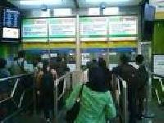 [２０１４/８/１０]<br /><br />左手前方へいくと切符売り場があります。<br /><br /> 鉄道会社のHPはこちらを参照。<br />http://www.kereta-api.co.id/