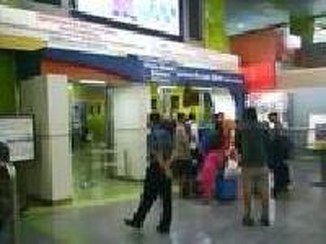 [２０１４/８/１０]<br /><br />前方中央には改札があります。<br />(北側にあるホールも同じ感じです。)