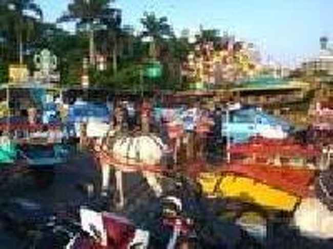 [２０１４/８/１０]<br /><br />右手側には、旅行者や行楽客を相手にする馬車乗り場や露店があります。その反対側には