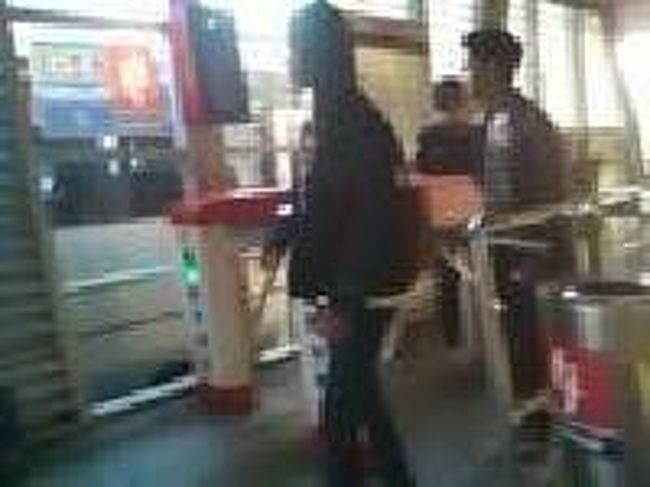 [２０１４/８/１０]<br /><br />トランスジャカルタのバスは、通常の大型バスよりドアの位置が高く専用ホームからしか乗車できません。車内には車掌がいて、次のバス停の案内やドアの開閉操作をします。だいたい車両の前半分は女性や子供の優先席になっています。2両連結した新型車両では次の停留所名を表示する電光掲示板とスピーカーが設置されています。