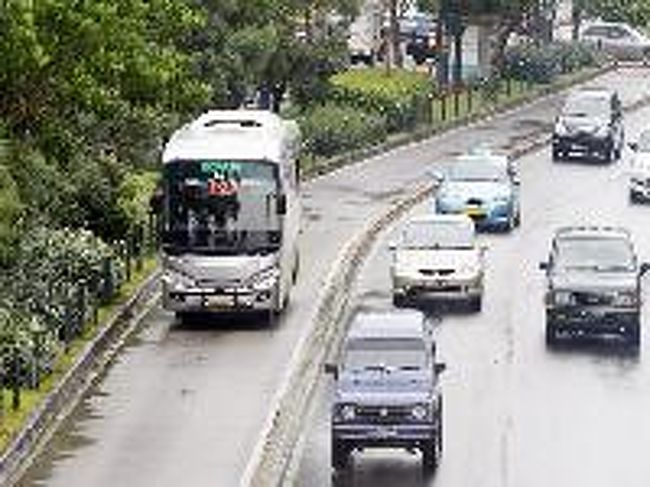 [２０１４/８/１０]　(写真はイメージです)<br /><br />トランスジャカルタのバスは、こんな感じで優先道路を走ります。バスはエアコンが効いてますが、旧式のバスは効きが悪いかも。バス停には場所名と番号が明記されています。最初に乗ったガンビル駅では駅名と2-16が記されていました。<br />16：50頃にガンビル駅を出発し