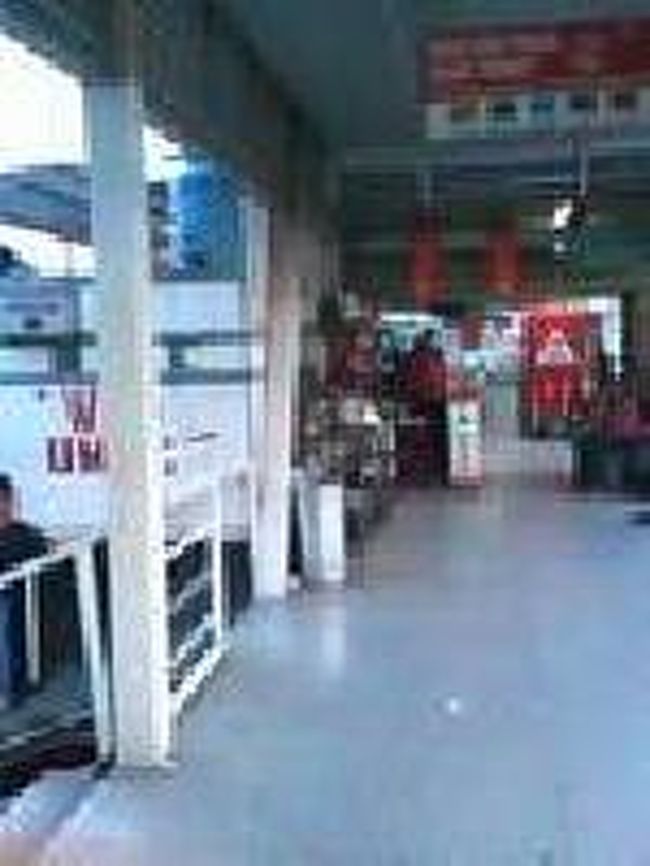 [２０１４/８/１０]<br /><br />下車専用のホームを歩いて行くと、突きあたりに４番バス停の改札がみえます。つまり２番バスから４番バスに乗り換えたい人は、すぐ下車専用のホームで下りないで、２番バスが４番バス停(待合ホール)を経由した時に下車してホームで待ち、４番バスが来たら乗っていく感じです。