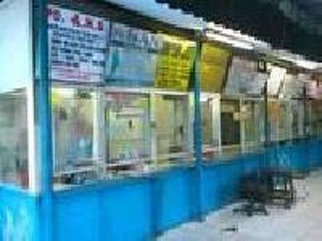 [２０１４/８/１０]<br /><br />階段を下りて左手側へ行くと、バス会社の切符売り場があります。ためしに｢デンパサールまでいくら？」と尋ねると、４２万ルピアだったり、４５万ルピアだったりした。