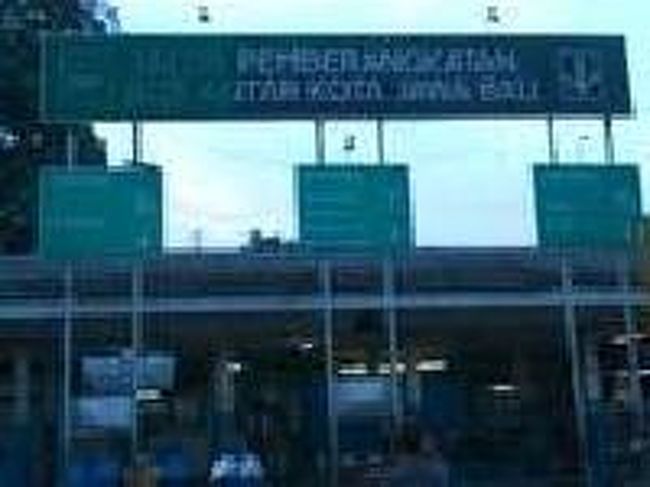 [２０１４/８/１０]<br /><br />階段を下りてフェンスの反対側には長距離バスの駐車場があります。