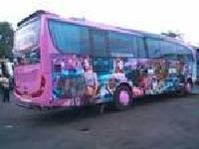 [２０１４/８/１０]<br /><br />駐車場内をブラブラしていると、バスの運ちゃん達が来て、「どこに行くんだ？」と聞いてきた。僕が「デンパサールまでいくら？」と尋ねると、「バスは18：00発で、４０万ルピアだ。」と言ってきた。僕は心の中で「そうなんだ！バスの運ちゃんに直接尋ねたほうがいいんだ。」と思いつつ、「ごめん！またきます。」と言って駐車場から離れた。<br />(注意：バスはデンパサールのウブン・バスターミナル行きです。ジャワ島からバリ島へのフェリー代も含まれています)