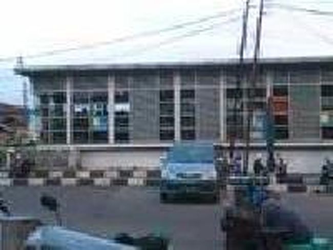 [２０１４/８/１０]<br /><br />駐車場の反対側には２番バス停の建物の裏側がみえます。