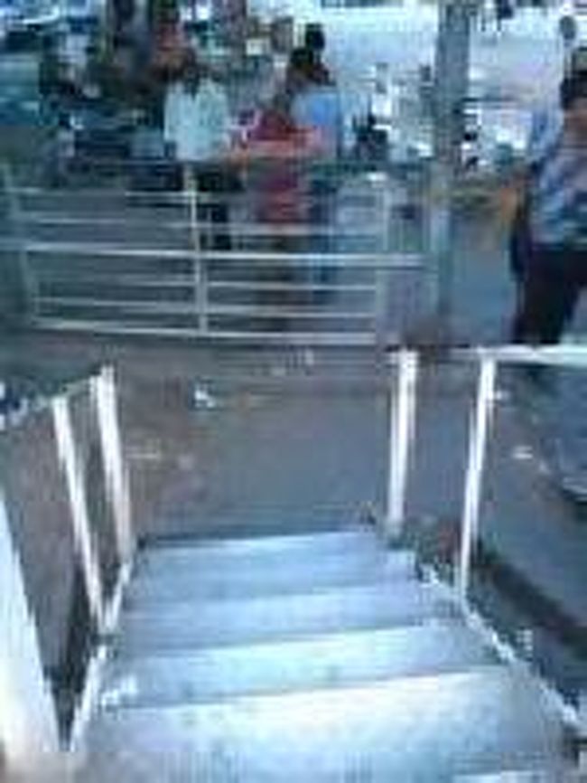 [２０１４/８/１０]<br /><br />プロ・ガドゥンバスターミナルのことがわかったので、またガンビル駅へ戻ることに。<br /> 先ほどの階段に戻ったとします。階段を下りて、今度は右手側へ歩いて行くと