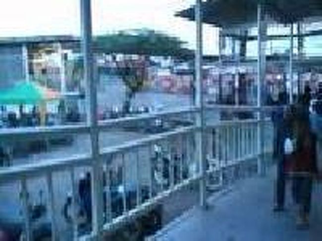 [２０１４/８/１０]<br /><br />左手前方に２番バス停の建物が見えてきます。<br />そうなんだ！この通路は２番バス停と4番バス停を結んでいるんだ。