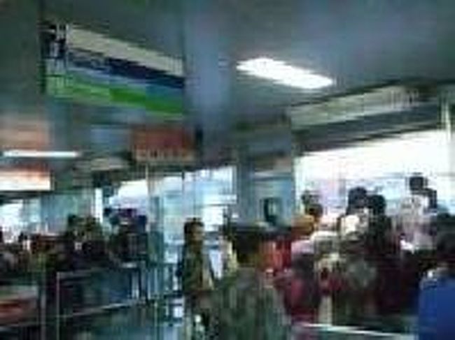 [２０１４/８/１０]<br /><br />ここで思い知らされたのは、ラッシュ時の混雑ですね。ただでさえ、ここから２番のバスに乗る人達で一杯なのに、４番バスからの乗り換えの人が加わって、も～ホームは大騒ぎさ！！！<br />ホームにいても、次に来たバスが２番なのか、４番なのか全然分からず。勢いで入ったら、結局４番バスに乗車。最悪なパターンでした。またプロ・ガドゥンに戻り、何とか２番バスに乗ってガンビルへ。20分足らずのところを、１時間33分かけてガンビル駅に到着。あ～疲れた。