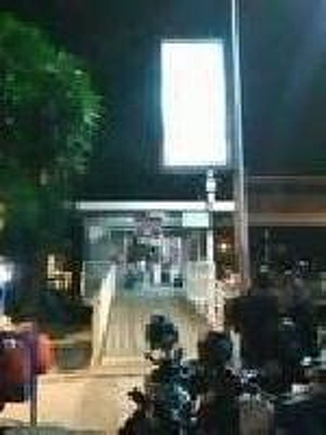 [２０１４/８/１０]<br /><br />プロ・ガドゥンからガンビル駅に来ると、2番バスは駅の東側の北寄りにあるバス停に到着します。もし、さらに乗っていけばムルデカ広場の北側を西進して「HARMONI」に到着します。ここのバス停では1番バスに乗り換えることができます。もし乗り換えずに乗っていけば、2番バスはムルデカ広場の西側と南側を通って、最初に2番バスに乗ったバス停に戻ります。トランスジャカルタはこちらを参照して下さい。<br />http://ja.wikipedia.org/wiki/%E3%83%88%E3%83%A9%E3%83%B3%E3%82%B9%E3%82%B8%E3%83%A3%E3%82%AB%E3%83%AB%E3%82