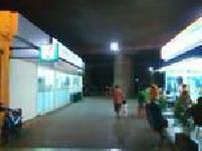 [２０１４/８/１０]<br /><br />北側のホールの北側にはコンビニが2軒あります。１軒はセブンイレブンでした。ここを抜けて入っていくと