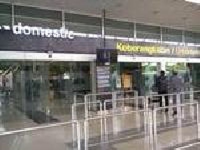 [２０１４/８/１０]<br /><br />この後、ガンビル駅へ戻りました。翌日は朝05：30発の便に乗るため、駅のダンキン・ドーナツで軽食を取り、食後に駅の西側の敷地でタクシーに乗りました。もちろんブルーバードです。22：25に出発。気がついたことは、別料金の物はその場で払わされるということでした。駅の敷地の出口で５０００ルピアの駐車料、高速道路での料金所(２回)で８０００ルピアと５５００ルピアでした。空港に　　　23：03に到着。メーターは１３万ルピアだったので、チップ込みで15万ルピア支払いました。全部で１６８５００ルピアでした。