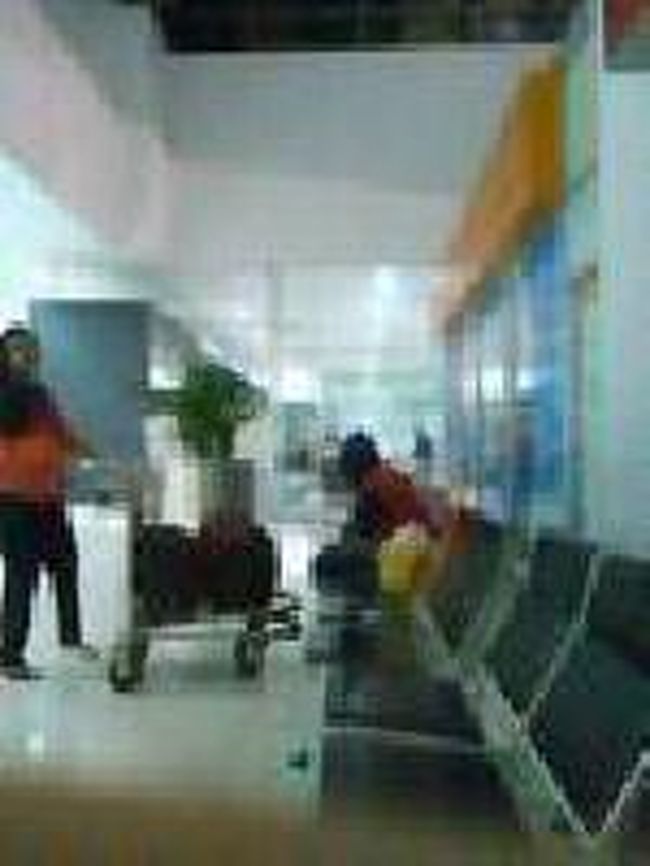 [２０１４/８/１０]<br /><br />チェックインには少し早いけど、入口で係員にチケットを見せてチェックインホールへ入り、セキュリティチェックを受ける。ホールに入ると左手側に椅子があったので、ここでチェックインが始まるまで仮眠しました。