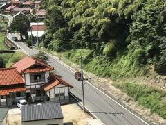 ほぼ、江ノ川に沿って線路は続いているが、ここが香淀から先は、広島県と島根県の県境になっていて、川を渡る度に、広島県と島根県を交互に行ったり来たりすることになる旨、車内アナウンスが入る。

宇津井駅からは、ずっと島根県になる。
ホームはビル７階相当の高さにあり、日本で一番地上から高い場所にあるとのアナウンス。
