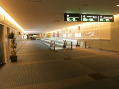 翌朝、国内線ターミナルに移動しました

朝早すぎて羽田空港もガラガラです